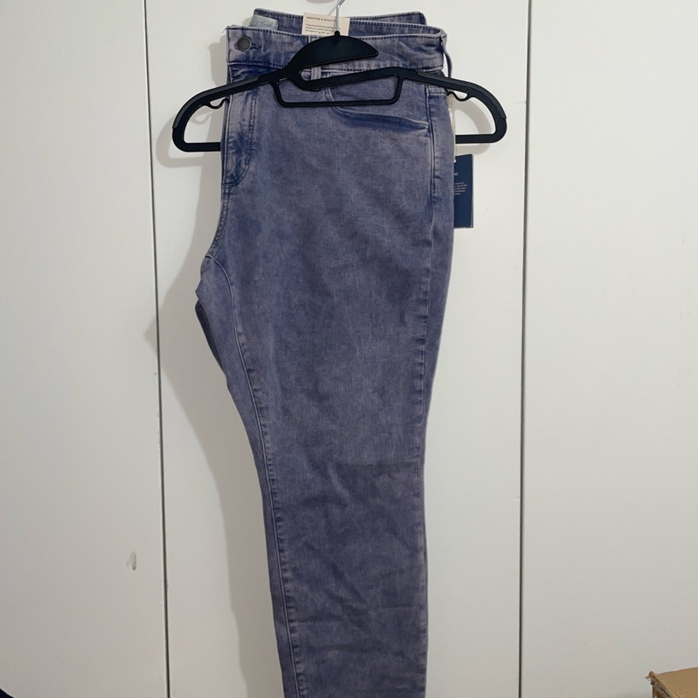 NWT High rise skinny capris lilac color 
Size 16/33R